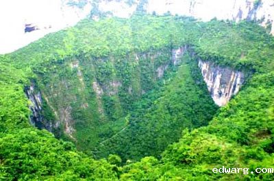 天坑地缝茅草坝景区